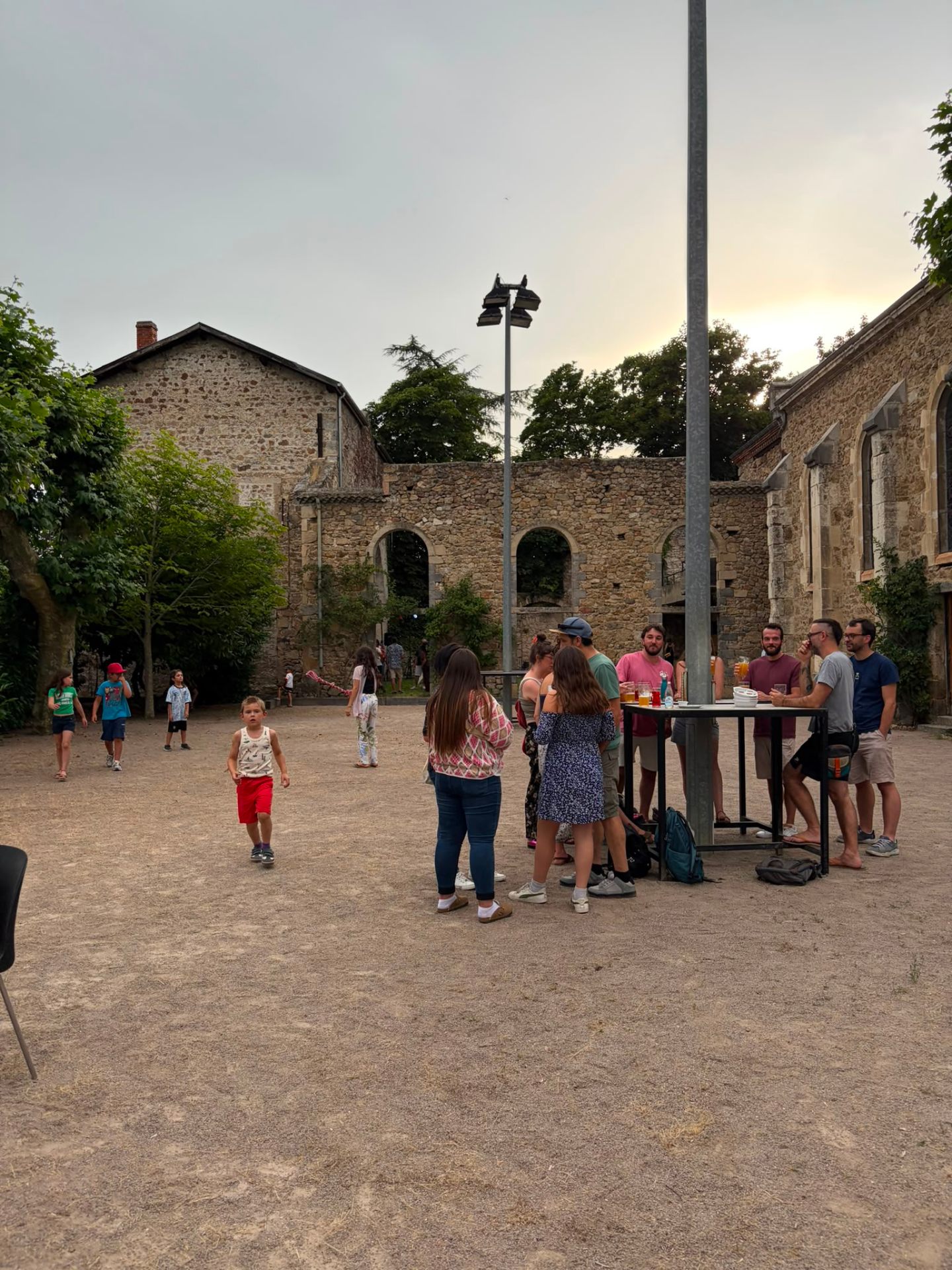 La cour des ruines au coucher du soleil