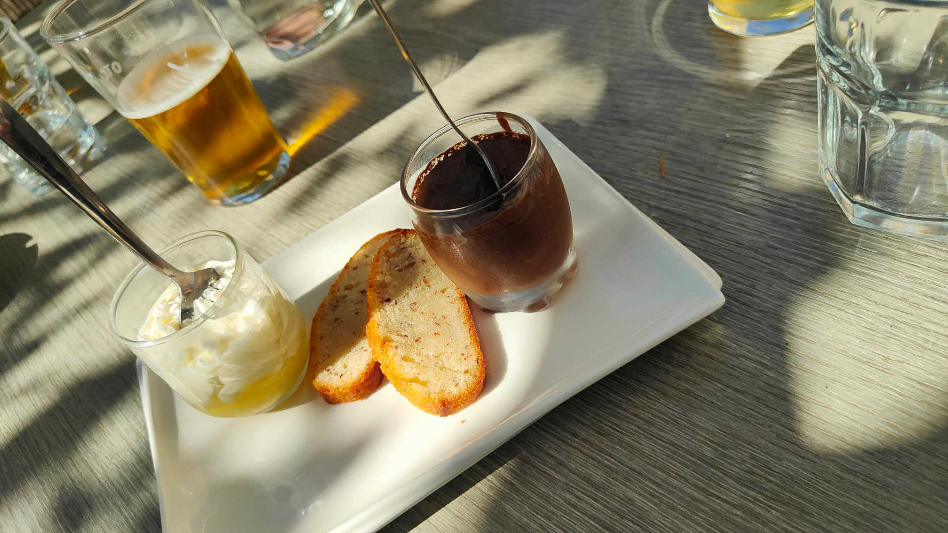 Trio de desserts maison : mousse au chocolat, lemon curd et cake aux noisettes