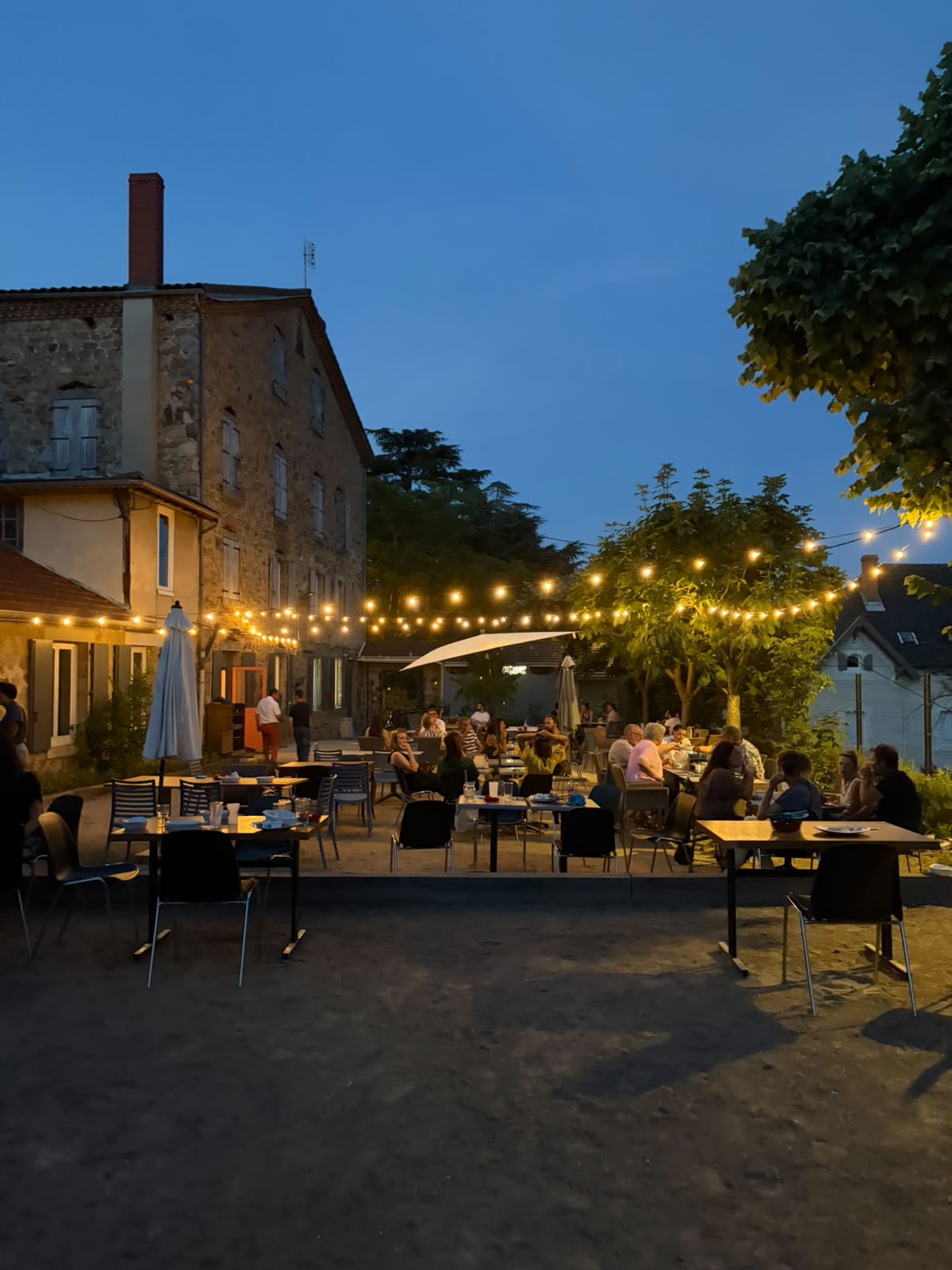 Terrasse illuminée par les lampions au crépuscule