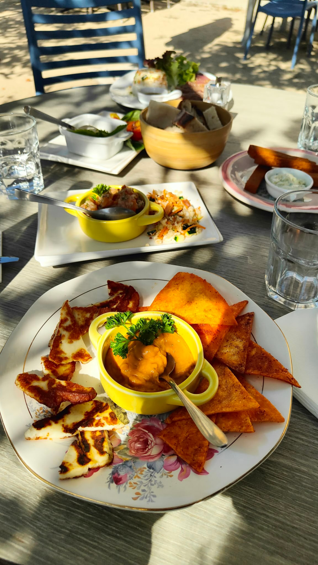 Halloumi grillé et chips de polenta épicées, sauce maison