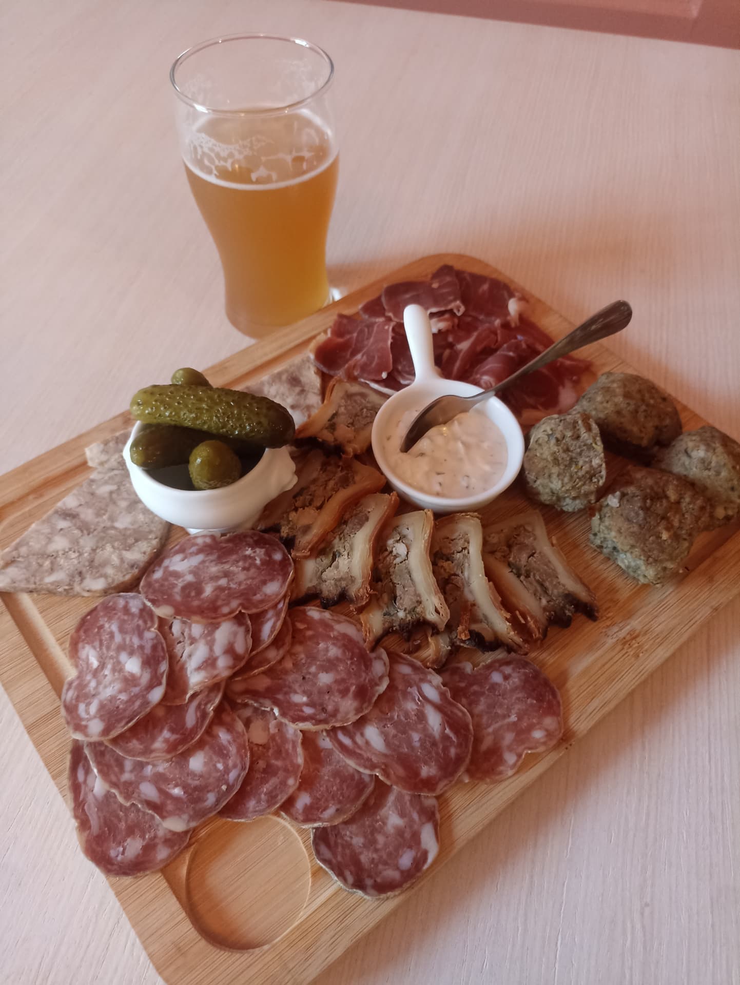Planche de charcuterie et falafels maison avec une bière pression