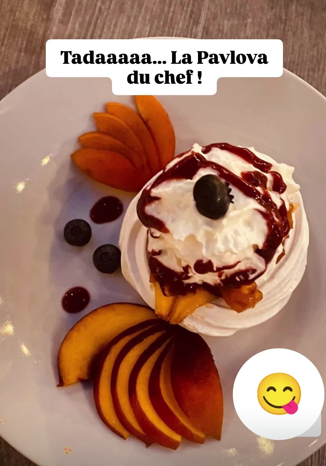 Pavlova du chef aux fruits frais, dessert maison au Cercle de Paras
