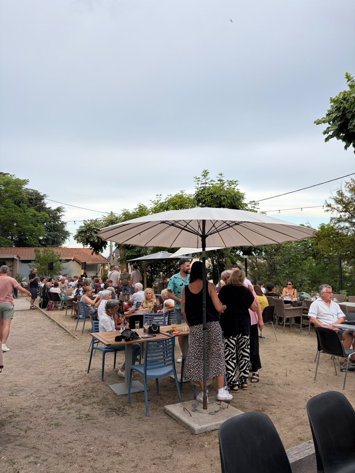 Terrasse animée sous les parasols en journée