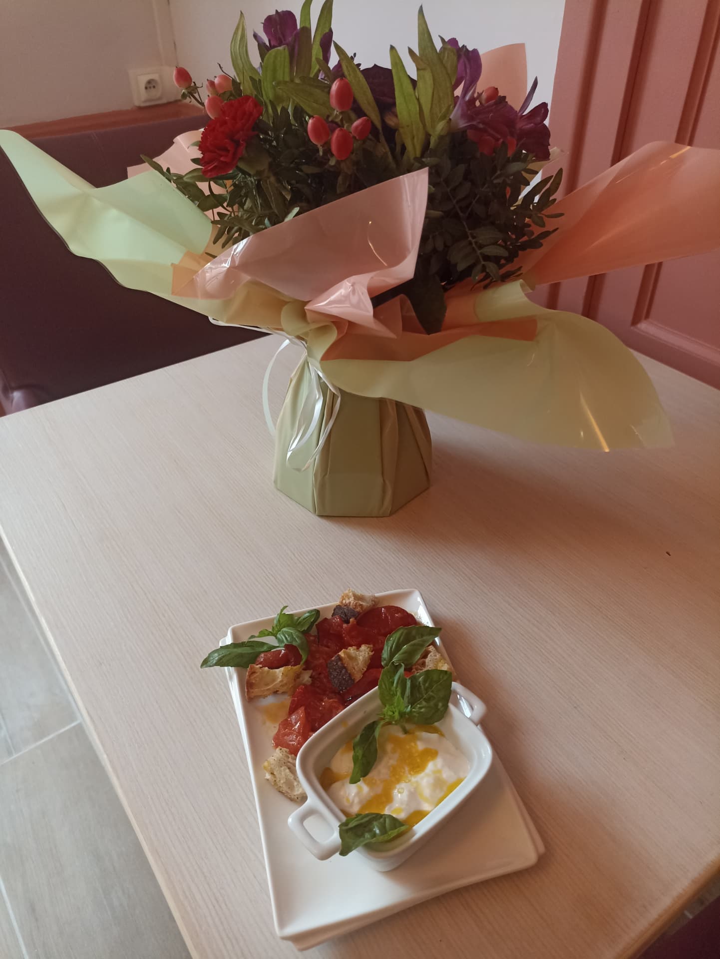 Crème de burrata, tomates confites et basilic frais