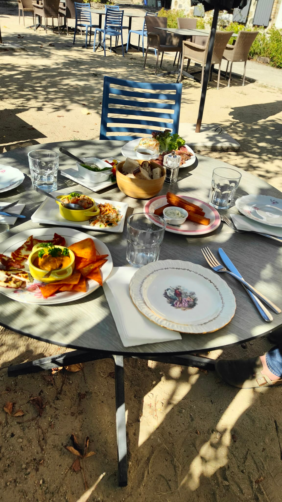 Table de tapas dressée en terrasse au soleil au Cercle de Paras