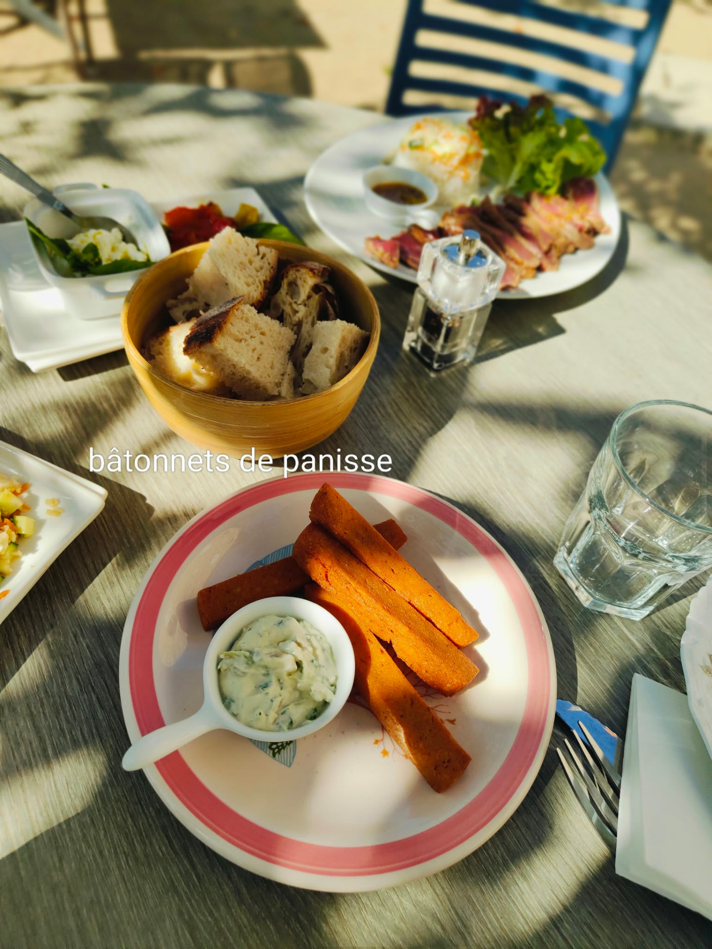 Bâtonnets de panisse maison et sauce à l'ail des herbes