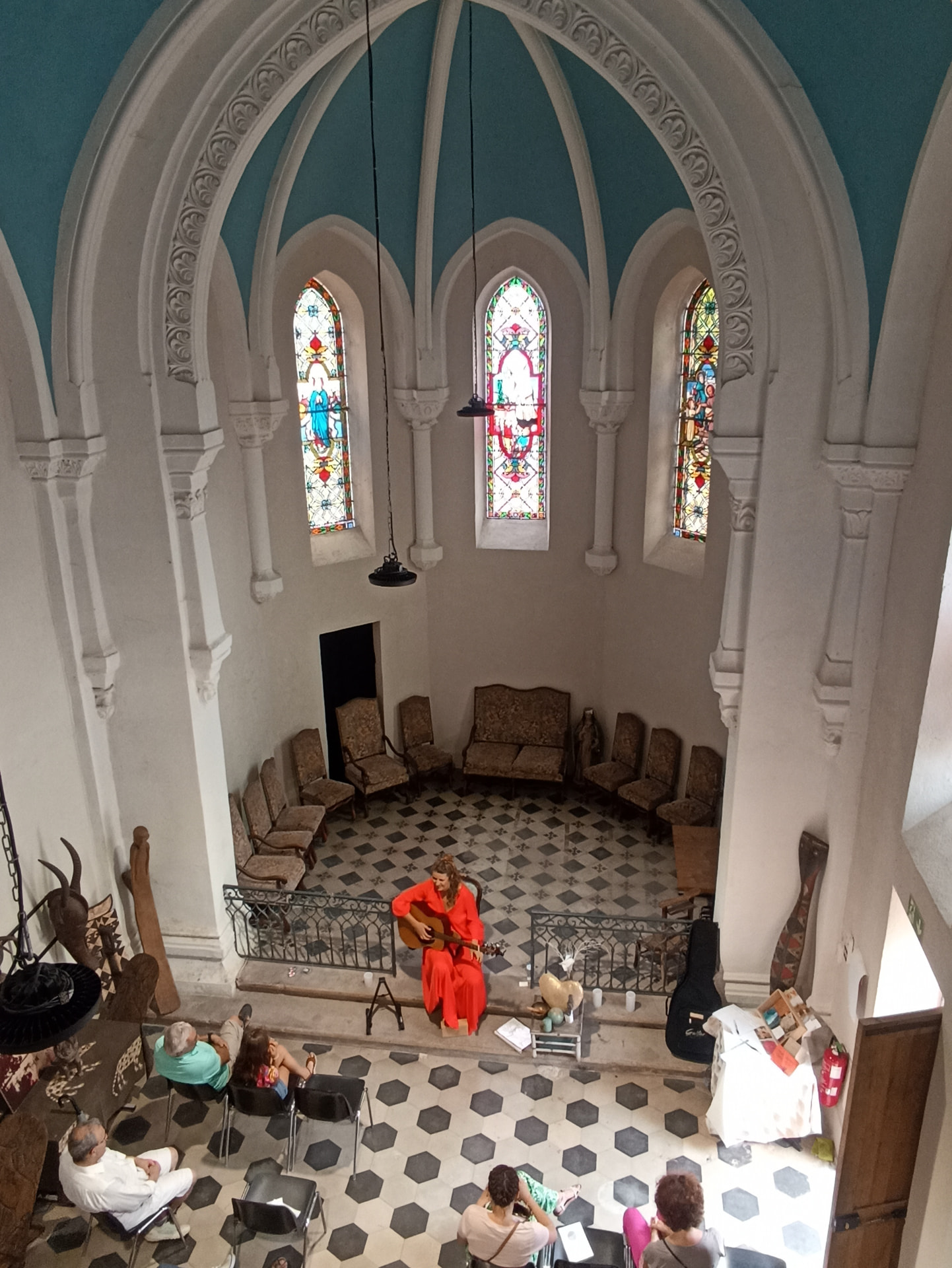 La chapelle voûtée et ses vitraux vus du balcon pendant le concert