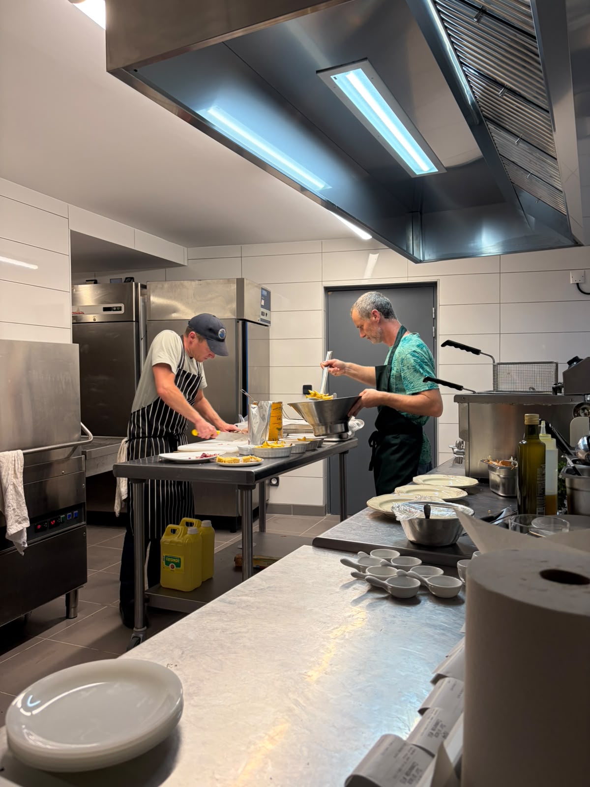 L'équipe en cuisine en plein service