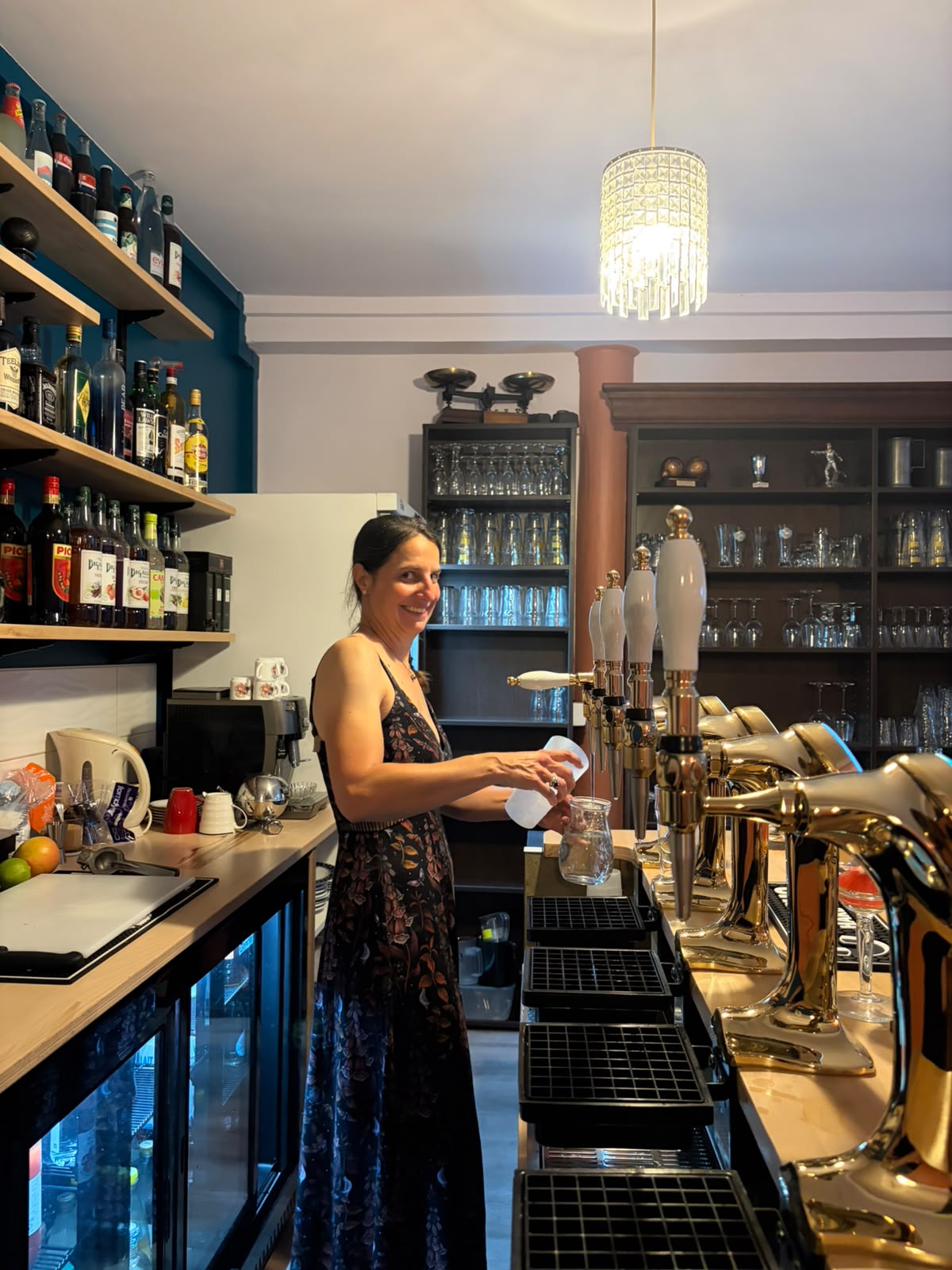 Élodie au bar, tireuses à bière