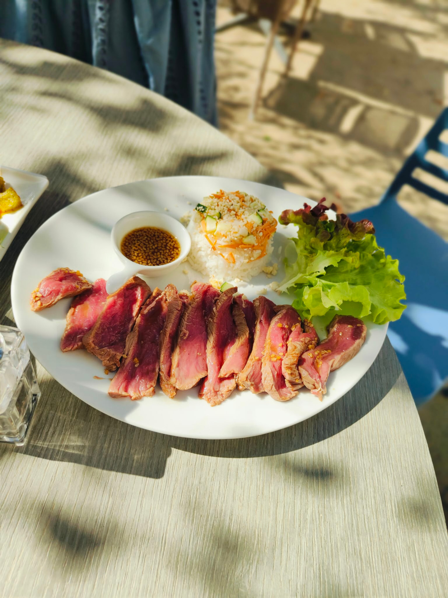 Tataki de bœuf, riz croquant et salade fraîcheur servi en terrasse au Cercle de Paras