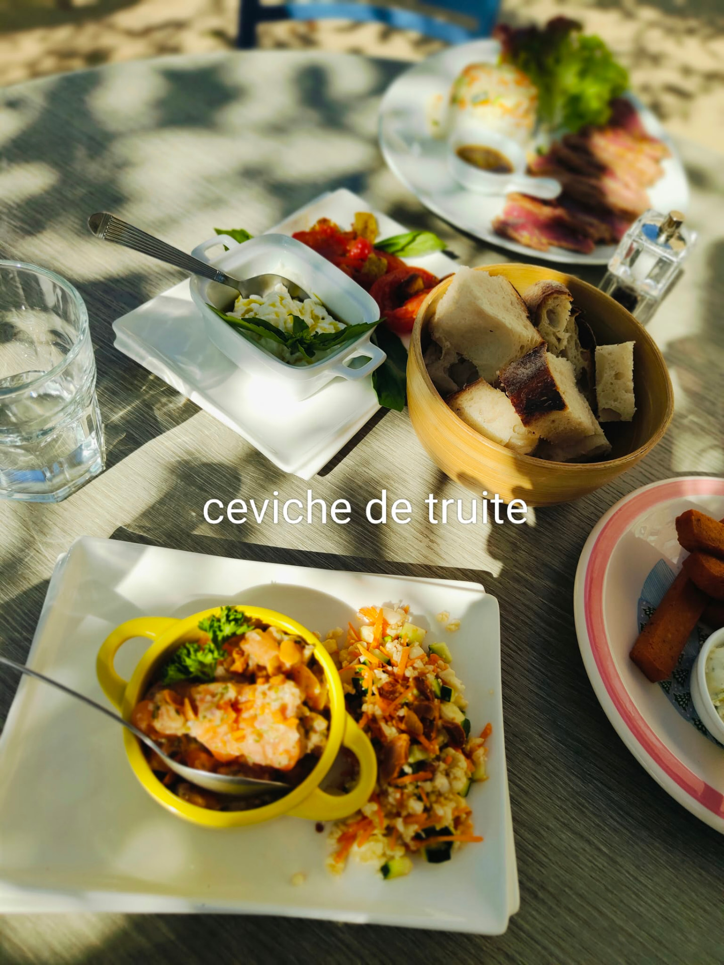 Ceviche de truite et sa salade croquante, tapas maison en terrasse