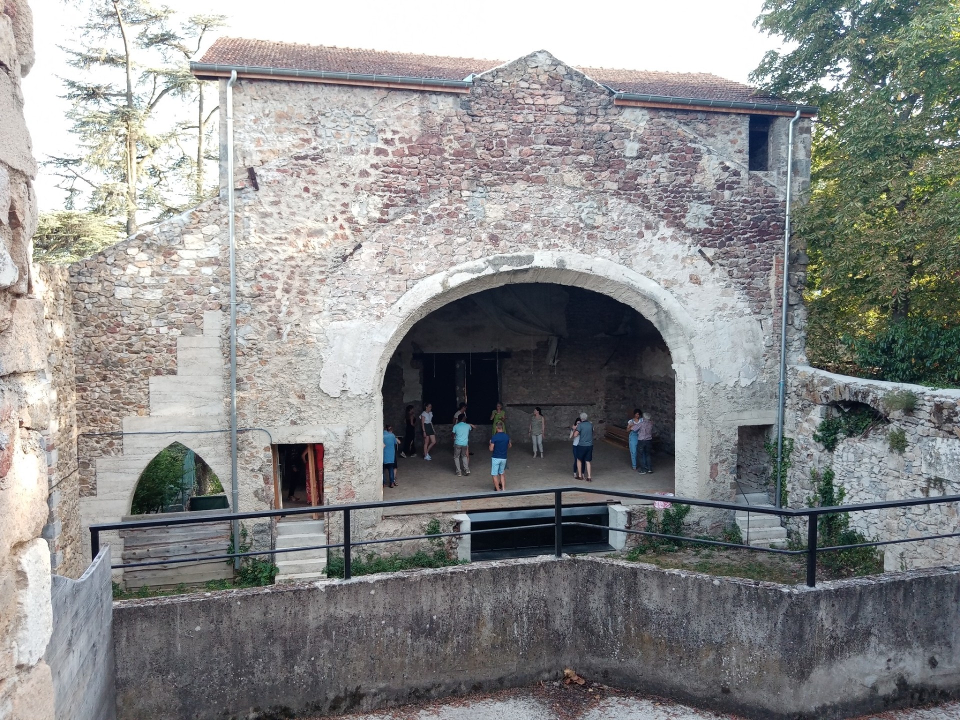 La chapelle voûtée et son arche en pierre