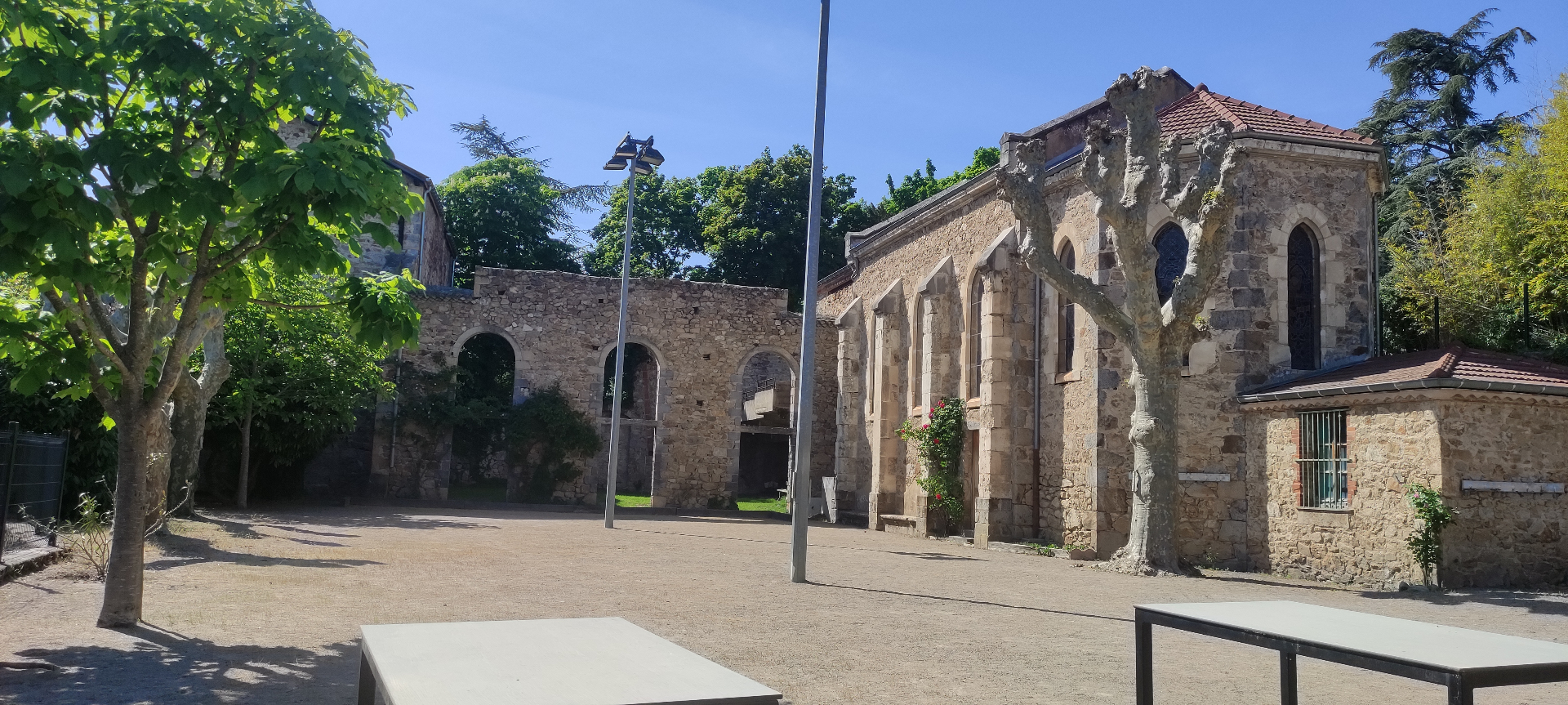 La cour et la chapelle en pierre