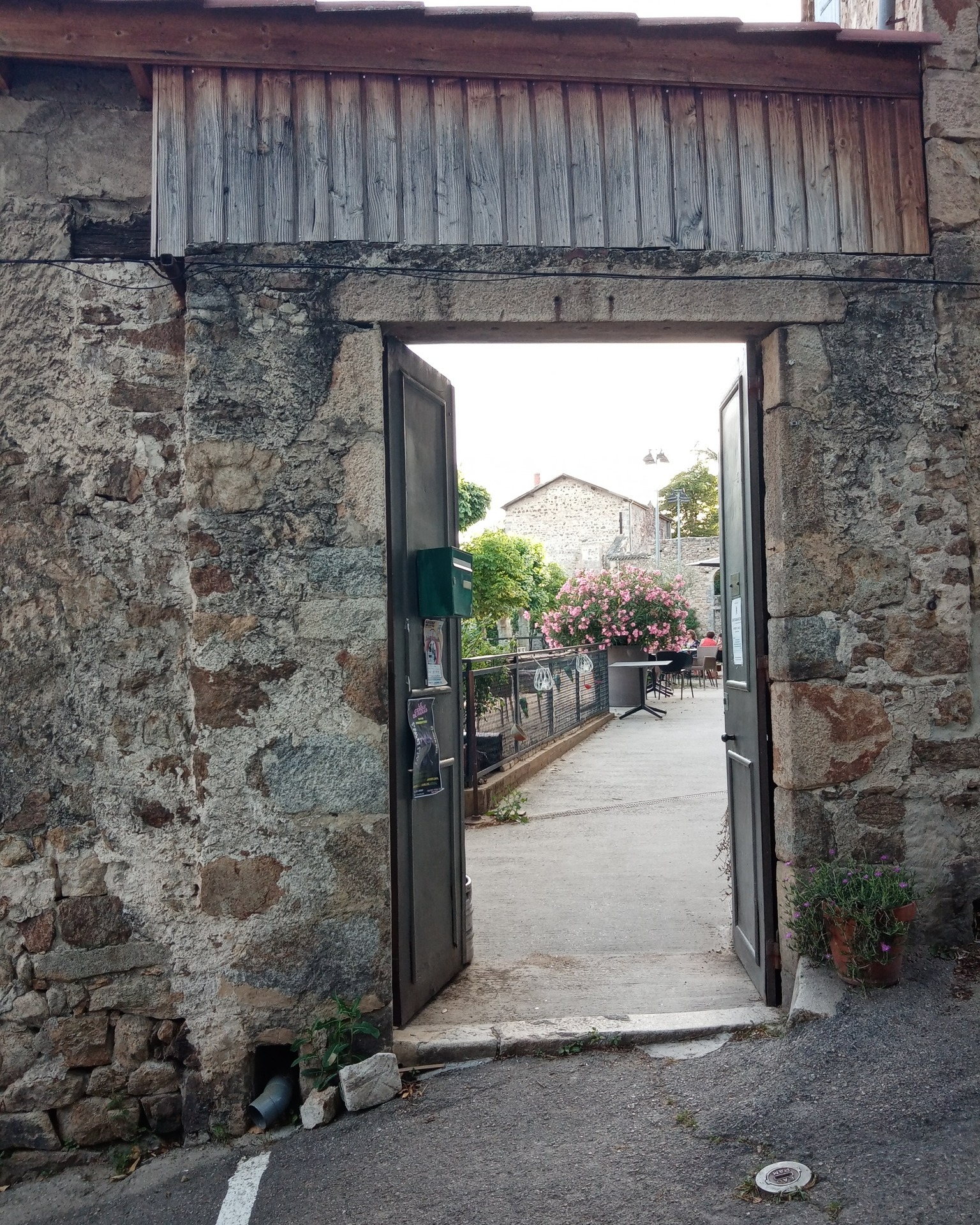Entrée du Cercle, porte en pierre ouverte sur la terrasse