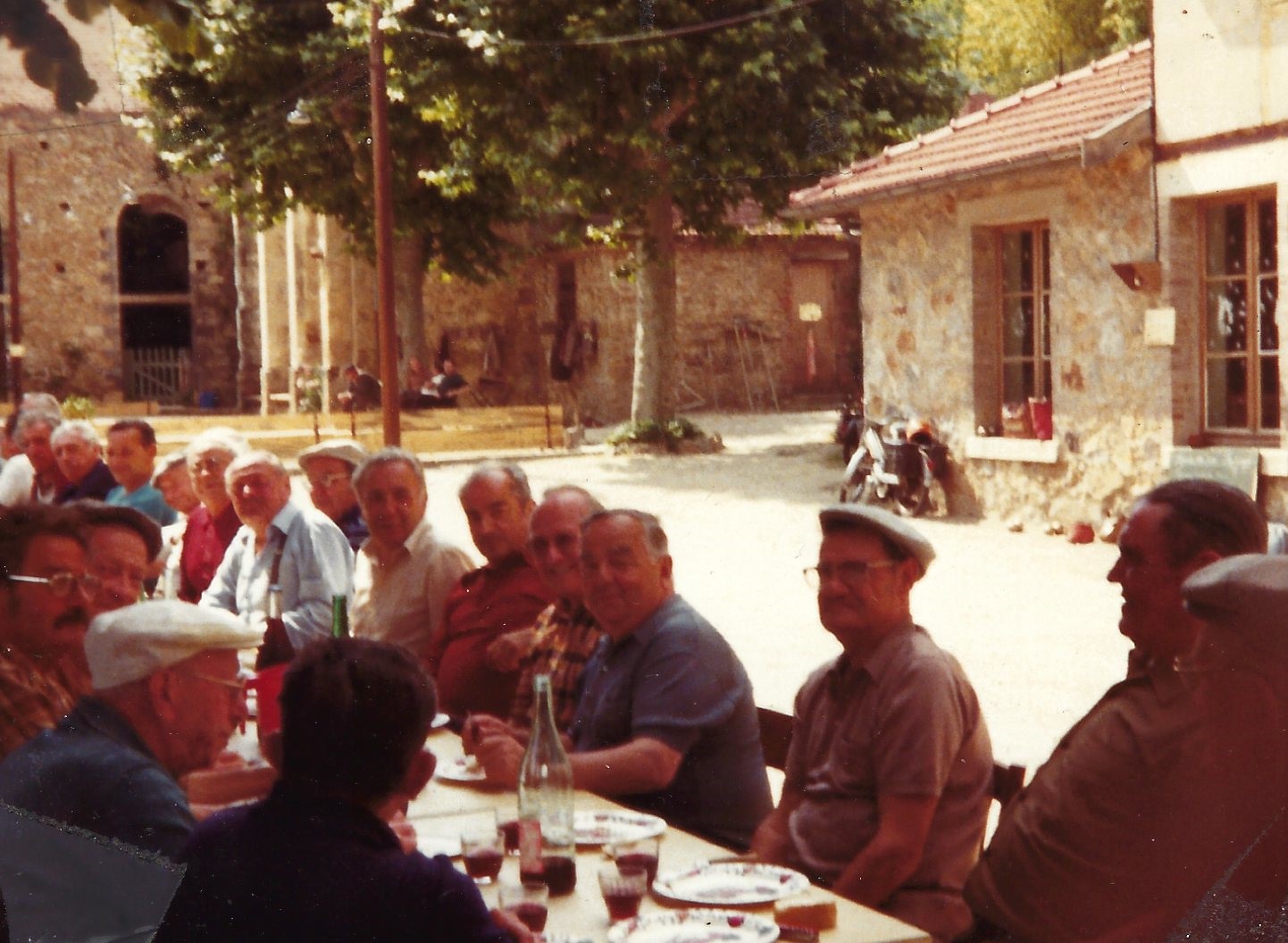 Repas convivial sur la terrasse, archive du Cercle