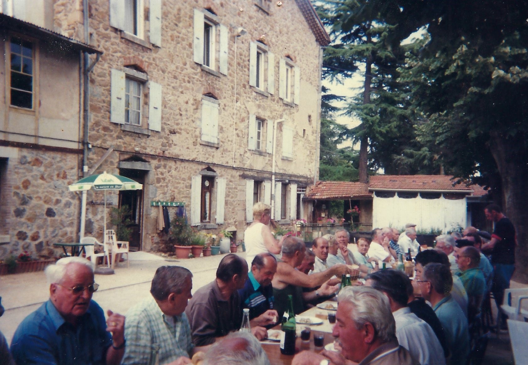 Grande tablée à l'ombre des arbres, archive du Cercle