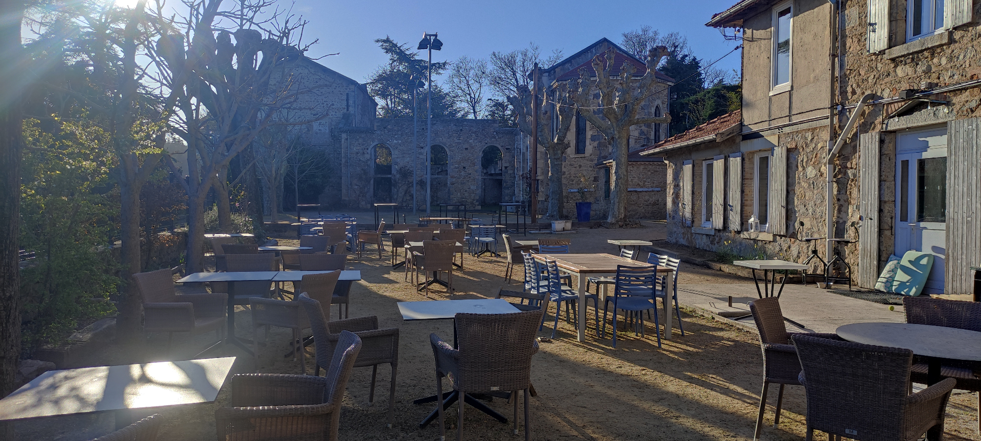 Terrasse avec tables et chaises au soleil